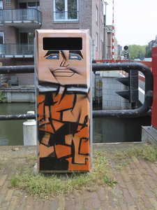 901492 Afbeelding van een beschilderde afvalbak bij de David van Mollembrug (rechts) op de Hogenoord te Utrecht.